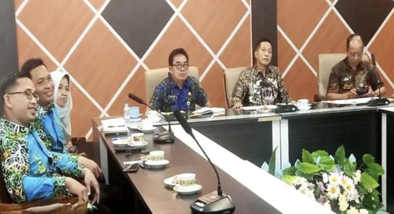 Pj Bupati Barito Utara Muhlis, mengikuti rapat virtual membahas percepatan realisasi APBD, Kamis, 8 Mei 2025.(ist/Diskominfosandi Barito Utara) 