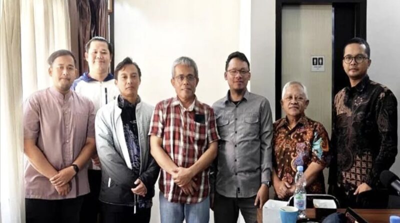 Kadis PUPR Barito Utara M Iman Topik bersama tim konsultan yang mengikuti sidang pleno  KKJTJ Kementerian PUPR, berkaitan dengan  verifikasi dan uji data usulan desain Jembatan Lemo.(ist : tegaklurus.net) 
