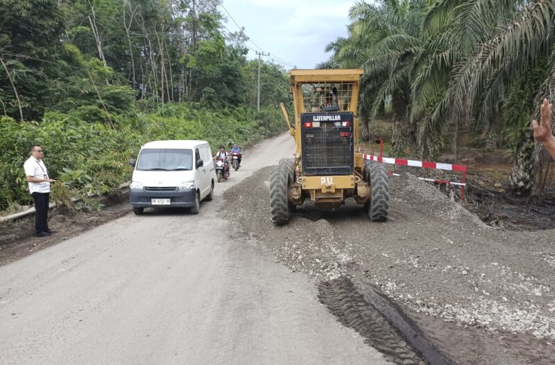 BPJN Provinsi Kalteng bekerja sama dengan Dinas PUPR Barito Utara, menangani kerusakan ruas jalan nasional wilayah Kandui-Muara Teweh sepanjang 75 Kilo Meter.(abram/tegaklurus.net)