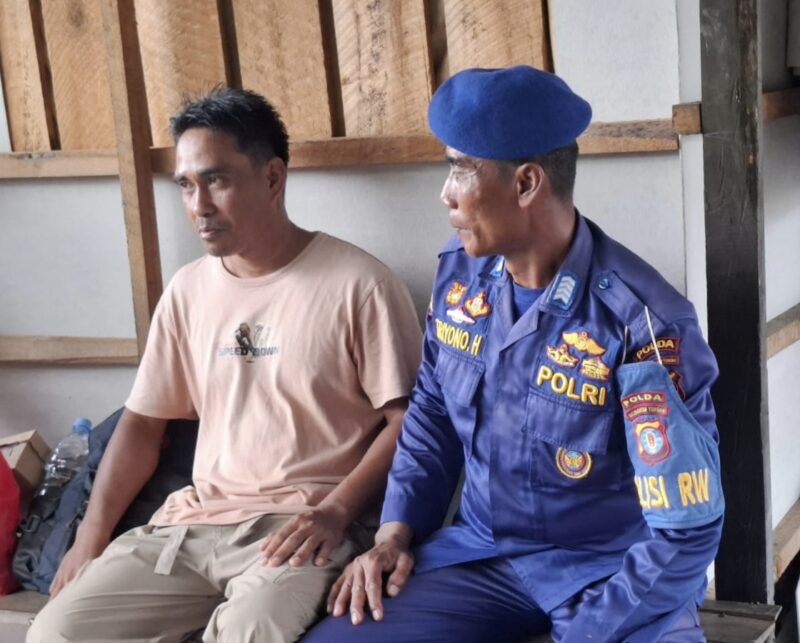 Anggota Ditpolairud Polda Kalteng menyambangi masyarakat desa binaan di Desa Mentaya, Kabupaten Kotawaringin Timur (Kotim), Kamis, 17 Juli 2025 siang.(ist  : Ditpolairud Polda Kalteng) 