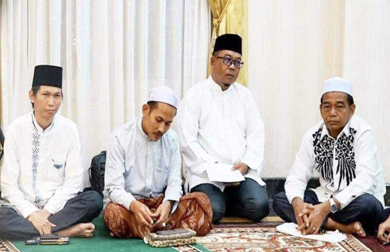Ketua Komisi III DPRD Barito Utara/Fraksi Karya Indonesia Raya, Tajeri dan anggota DPRD/Fraksi Demokrat Patih Herman AB, turut memberikan dukungan moril kepada para JCH 2025, Sabtu (10/5/2025).(Foto : Dok)