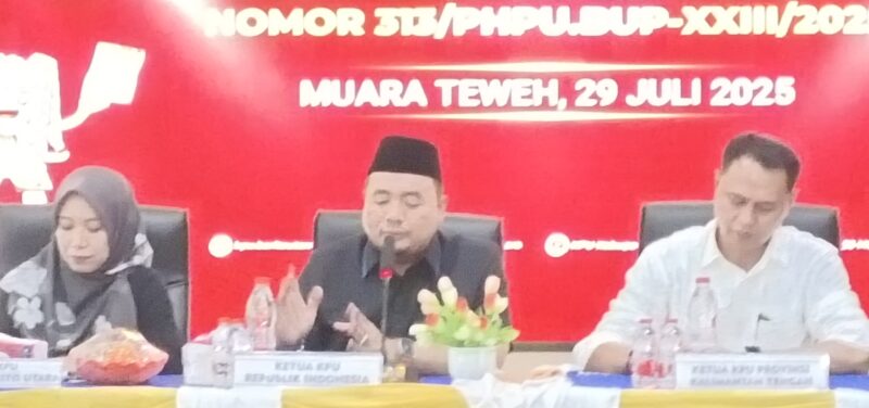 Ketua KPU RI, Mochammad Afifuddin (tengah) didampingi Ketua KPU Barito Utara, Siska Dewi Lestari  dan Ketua KPU Kalteng, Sastriadi di Muara Teweh, Selasa  29 Juli 2025.(abram/tegaklurus.net) 
