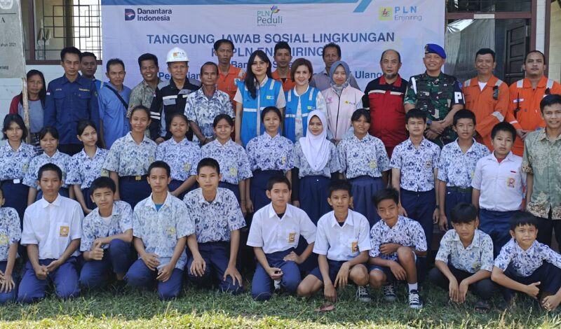 VP Pengusahaan dan Afiliasi PLN Enjiniring, Christine Fransiska, didampingi MSB Kinerja dan Komunikasi, Niken Novianty Risdianasari, menyerahkan CSR kepada Kepala SMP Yayasan Bangkanai di Desa Karendan, Barito Utara, Rabu, 30 Juli 2025.(abram/tegaklurus.net) 
