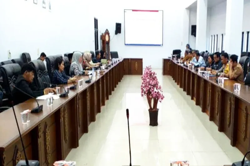 DPRD  Barito Utara menggelar RDP berkaitan dengan ganti rugi lahan milik warga Kecamatan Lahei dan Lahei Barat, Senin, 14 April 2025.(ist : tegaklurus.net)  