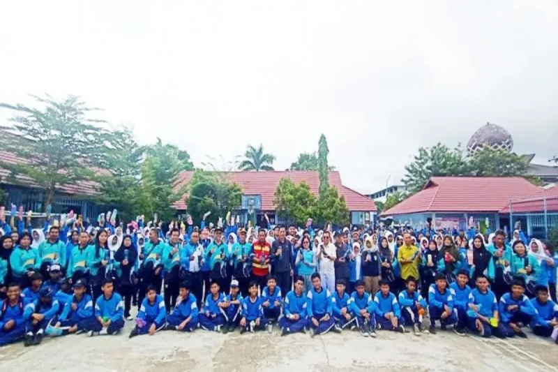 Pemkab Barito Utara memberikan hadiah kepada SMPN 2 Muara Teweh, karena apartisipasi dan keberhasilan mengelola sampah di lingkungan sekolah, Jumat, 16 Mei 2025.(ist : tegaklurus.net)