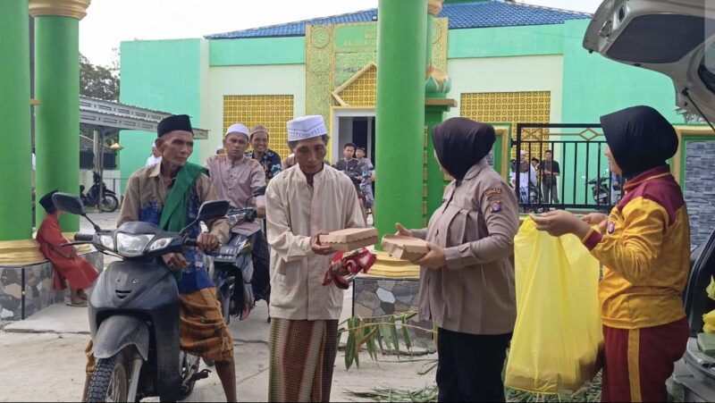Mako Ditpolairud Polda Kalimantan Tengah melaksanakan kegiatan sosial berbagi kepada masyarakat (Jumat berkah), Jumat, 1 Agustus 2025.(ist : Ditpolairud Polda Kalteng) 