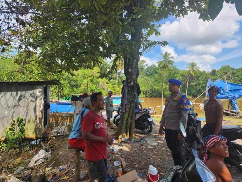 Personel Ditpolairud Polda Kalteng menyambangi warga bantaran sungai di Kabupaten Kapuas, Rabu, 5 Agustus 2025.(ist/Ditpolairud Polda Kalteng) 