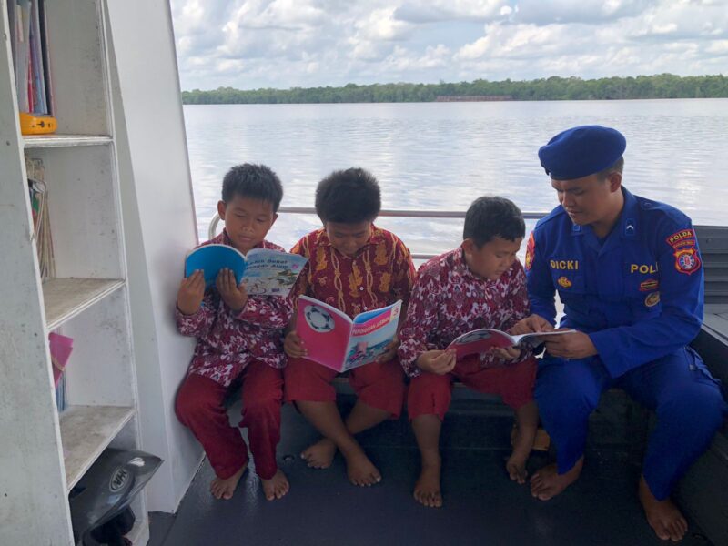 Anak-anak DAS Mentaya  mengunjungi Kapal Melek Huruf (KMH) KP XVIII -2005 Ditpolairud Polda Kalteng, Rabu (6/8/2025). (ist : Ditpolairud Polda Kalteng) 