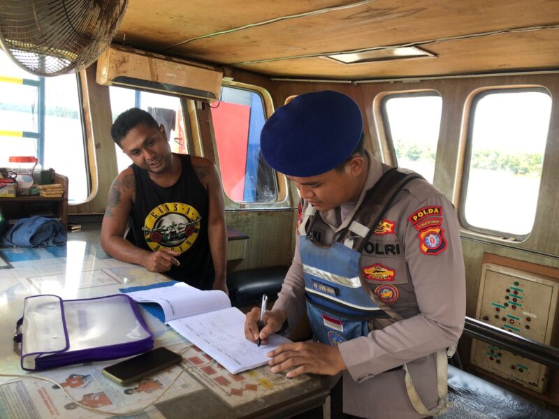 Personel Kapal Polisi XVIII-2005 Ditpolairud Polda Kalteng, melakukan patroli rutin di Kabupaten Kotawaringin Timur, Senin, 11 Agustus 2025.(ist : Ditpolairud Polda Kalteng) 