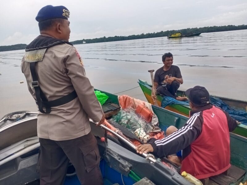Anggota Ditpolairud Polda Kalteng mengedukasi nelayan tak menangkap ikan secara ilegal karena dapat merusak keberlangsungan hidup ekosistem air, Jumat, 15 Agustus 2025.(ist : Ditpolairud Polda Kalteng)
