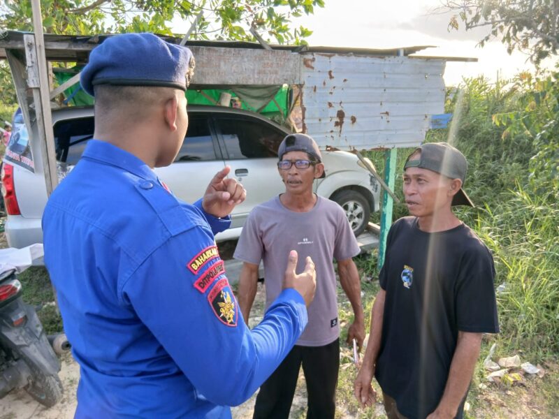 Ditpolairud Polda Kalteng menyampaikan pesan jauhi narkoba kepada masyarakat Desa Tanjung Putri, Kabupaten Kotawaringin Barat (Kobar), Sabtu, 16 Agustus 2025 siang.(ist/Ditpolairud Polda Kalteng) 