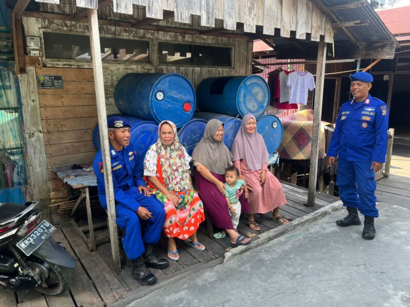 Personel Ditpolairud Polda Kalteng melakukan sambang, patroli wilayah, dan  tatap muka dengan warga DAS Kahayan, Palangkaraya, Senin (18/8/2025).(ist : Ditpolairud Polda Kalteng)  