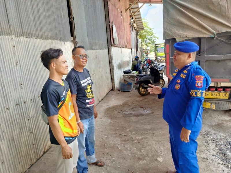 Polisi RW menyampaikan pesan kamtibmas  keoada warga DAS Kumai, Kamis (21/8/2025). (ist :  Ditpolairud Polda Kalteng) 