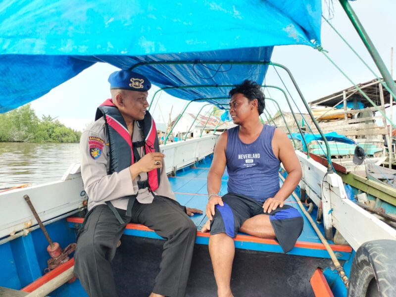 Anggota Ditpolairud Polda Kalteng Mako Perwakilan Batanjung, menyampaikan imbauan keselamatan kepada motoris longboat, Jumat, 22 Agustus 2025.(ist : Ditpolairud Polda Kalteng) 