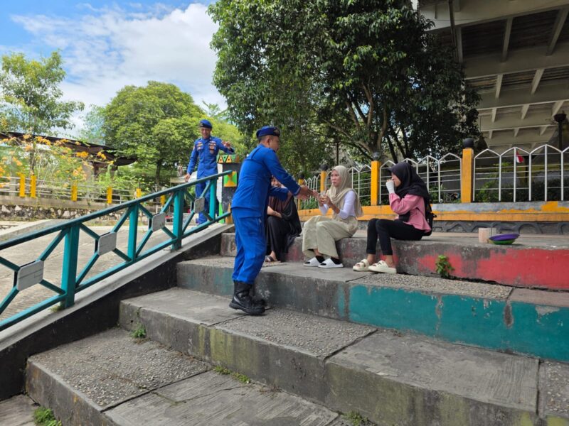 Personel Marnit Palangkaraya Ditpolairud Polda Kalteng, melaksanakan patroli dan pengamanan obyek wisata Sebangau dan BawahJembatan Kahayan, Sabtu, 23 Agustus 2025.(ist/Ditpolairud Polda Kalteng) 