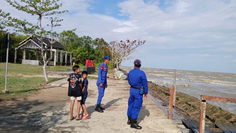 Ditpolairud Polda Kalteng melaksanakan pengamanan  (Pam) di sekitar area pantai 