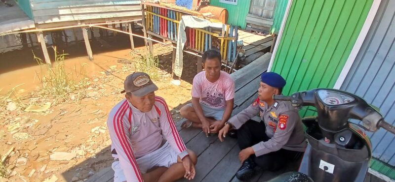 Komandan Kapal 1002 Ditpolairud Polda Kalteng melaksanakan sambang kepada masyarakat di desa binaan Kampung Keramat, Kecamatan Katingan Kuala, Kabupaten Katingan, Senin, 25 Agustus 2025 siang.(ist : Ditpolairud Polda Kalteng) 