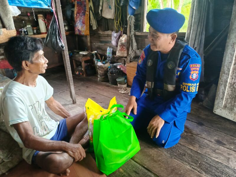 Ditpolairud Polda Kalteng memberikan bantuan sosial kepada masyarakat yang membutuhkan di Kecamatan Mentawa Baru Ketapang, Kabupaten Kotawaringin Timur. (29/8/2025).(ist/Ditpolairud Polda Kalteng)