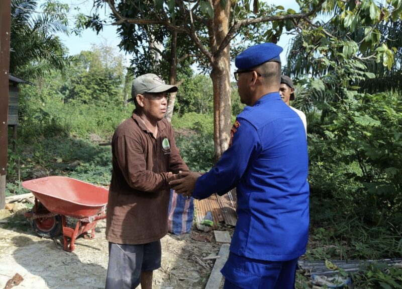 Personel Ditpolairud Polda Kalteng menyambangi warga bantaran sungai di Kabupaten Kapuas, Minggu,  Agustus 2025.(ist : Ditpolairud Polda Kalteng) 