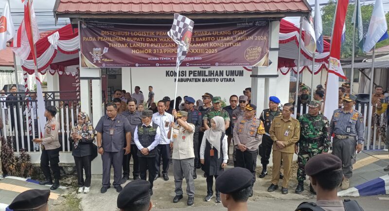 Pj Bupati Barito Utara Indra Gunawan didampingi Ketua KPU Siska Dewi Lestari, melepas distribusi logistik ke enam kecamatan. Foto diambil Senin, 4 Agustus 2025 pukul 8.34 WIB.(melki/tegaklurus.net)