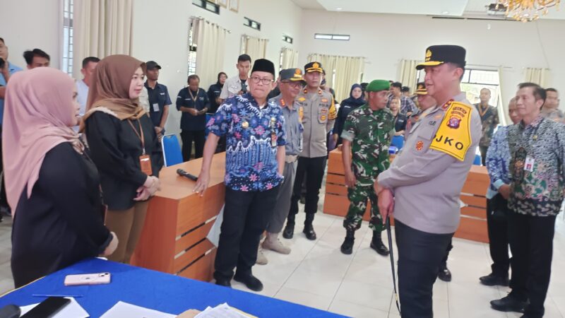 Kapolda Kalteng Irjen Pol Iwan Kurniawan dan Pj Bupati Barito Utara Indra Gunawan, berdialog dengan dua anggota PPK Teweh Tengah, Kamis, 7 Agustus 2025.(abram/tegaklurus.net) 
