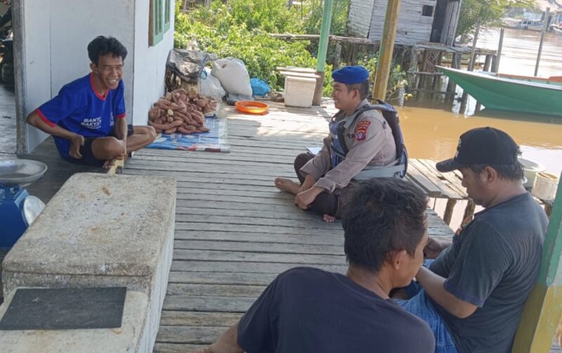 Ditpolairud Polda Kalteng Mako Perwakilan Batanjung menyambangi warga Batanjung,  Kabupaten Kapuas, Selasa, 12 Agustus 2025.(ist : Ditpolairud Polda Kalteng) 