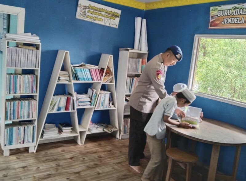 Siswa SDN Tanjung Perawan belajar dan membaca di PBMH Ditpolarud Polda Kalteng Mako Perwakilan DAS Kahayan Bahaur, Desa Tanjung Perawan, Kabupaten Pulang Pisau, Jumat, 15 Agustus 2025 siang.(ist/Ditpolairud Polda Kalteng)