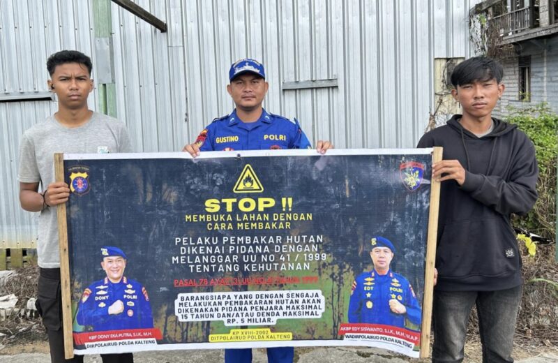 Ditpolairud Polda Kalteng melaksanakan sosialisasi kepada warga tentang pentingnya menjaga lingkungan dan tak membakar lahan sembarangan, Minggu, 17 Agustus 2025.(ist : Ditpolairud Polda Kalteng)