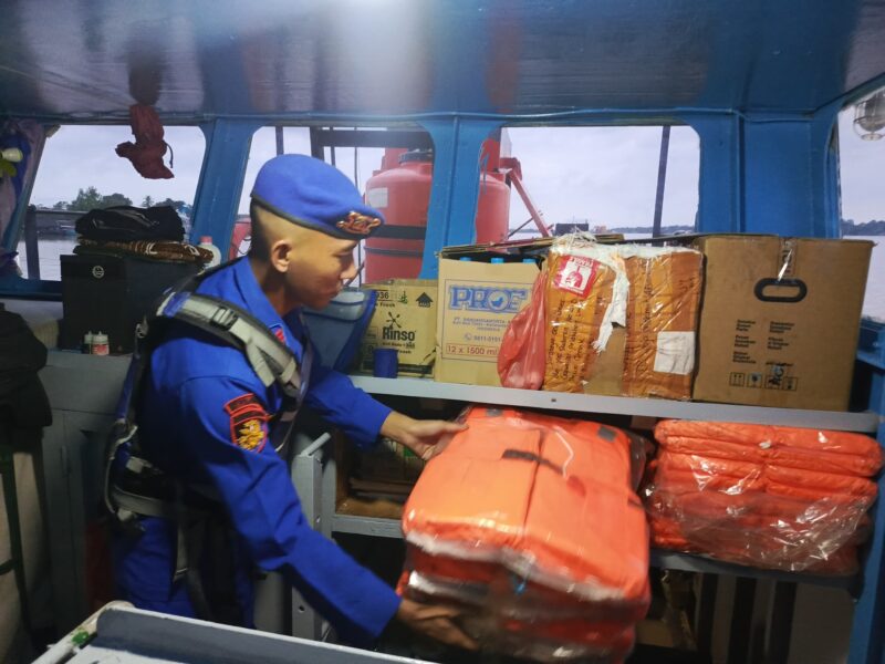 Ditpolairud Polda Kalteng Kapal Polisi XVIII-2002 mengecek rutin alat keselamatan di atas kapal-kapal yang beroperasi di DAS Kahayan, Kamis, 11 September 2025.(ist/Ditpolairud Polda Kalteng)