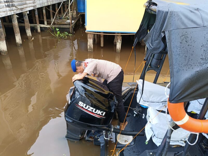 Ditpolairud Polda Kalteng Mako Perwakilan Palangkau Lama, melakukan perawatan rutin sarana kapal polisi, Jumat, 12 September 2025.(ist : Ditpolairud Polda Kalteng) 
‎