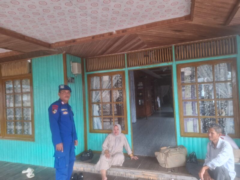 Personel Ditpolairud Polda Kalteng Marnit Palangkaraya, menyambangi dan menyapa warga binaan di bantaran DAS Kahayan, Rabu, 17 September 2025.(ist : Ditpolairud Polda Kalteng)