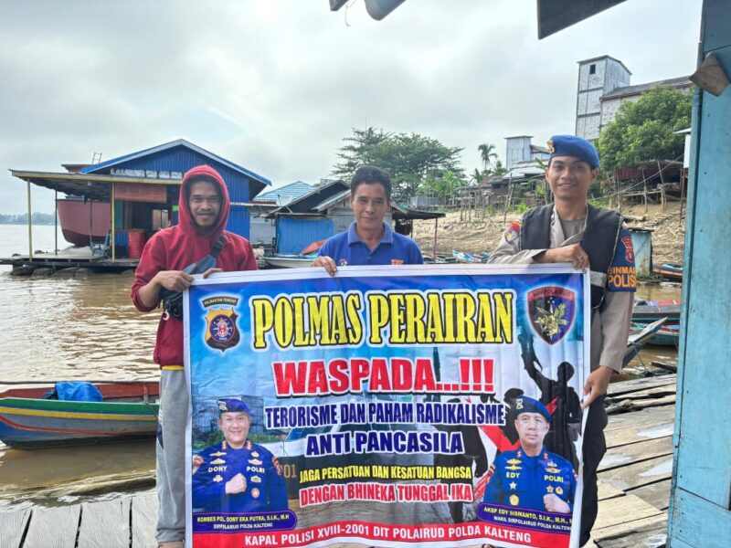 Personel Ditpolairud Polda Kalteng KP XVIII-2001 DAS Barito, melaksanakan sambang ke masyarakat sekitar pesisir DAS Barito, Kabupaten Barito Selatan, Kamis, 18 September 2025.(ist : Ditpolairud Polda Kalteng)