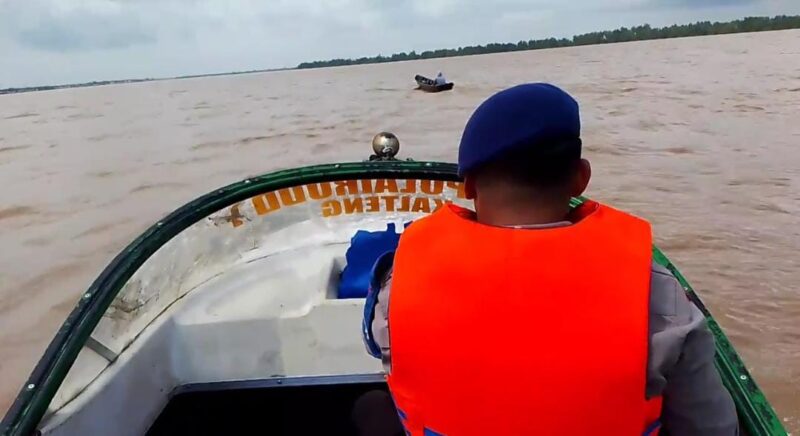 Personel Ditpolairud Polda Kalteng memberikan bantuan sosial (bansos) kepada para nelayan di Desa Tanjung Perawan, Kabupaten Pulang Pisau, Jumat, 19 September 2025.(ist : Ditpolairud Polda Kalteng)