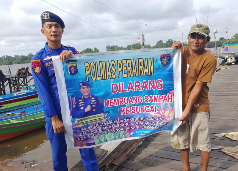 Personel Ditpolairud Polda Kalteng di Daerah Aliran Sungai (DAS) Seruyan, melaksanakan imbauan kepada masyarakat agar tidak membuang sampah ke sungai, Sabtu, 20 September 2025.(ist/Ditpolairud Polda Kalteng)
