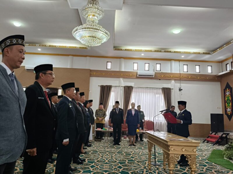 Bupati Heriyus melantik14 Pejabat Eselon II lingkup Pemkab Murung Raya, Sabtu (20/09/2025).  