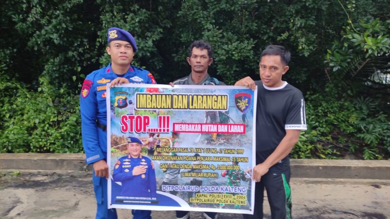 Personel Ditpolairud Polda Kalteng menyosialisasikan tentang kebakaran hutan dan lahan (karhutla) kepada masyarakat sekitar DAS Kumai, Kamis, 25 September 2025.(ist : Ditpolairud Polda Kalteng)
