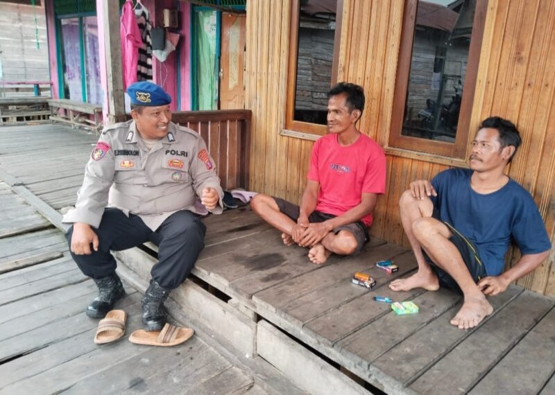 Anggota Ditpolairud Polda Kalteng mengimbau kepada masyarakat pesisir untuk lebih waspada terhadap ancaman karhutla di Desa Tanjung Perawan, Kabupaten Pulang Pisau, Senin (29/9/2025).(ist : Ditpolairud Polda Kalteng)