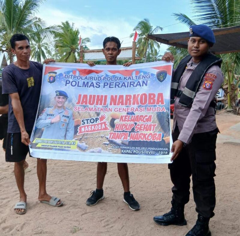 Ditpolairud Polda Kalteng Mako Perwakilan DAS Arut, mengimbau masyarakat pesisir Desa Tanjung Putri, Kabupaten Kotawaringin Barat mewaspadai narkoba, Selasa, 30 September 2025 siang.(dok/Ditpolairud Polda Kalteng)