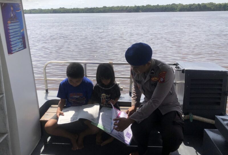 Anak-anak DAS Mentaya  mengunjungi Kapal Melek Huruf (KMH) KP XVIII -2005 Ditpolairud Polda Kalteng, Senin, 15 September 2025.(ist : Ditpolairud Polda Kalteng) 