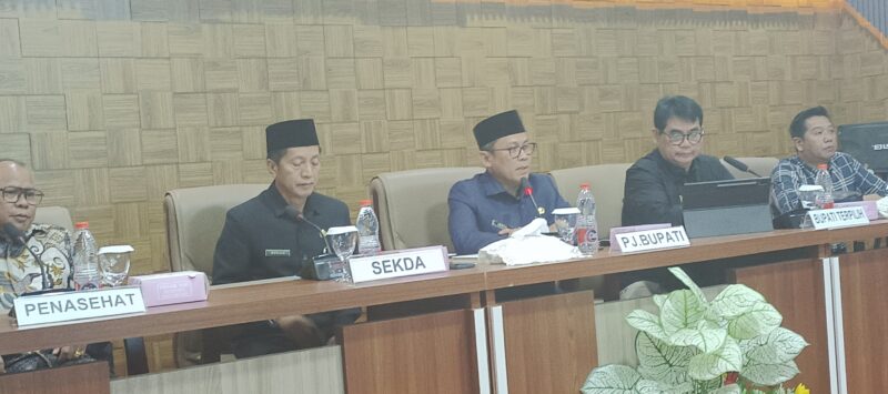 Bupati Barito Utara terpilih, Shalahuddin, didampingi wakilnya, Felix Sonadie Y. Tingan menjelaskan 11 program unggulan di Muara Teweh, Senin, 22 September 2025.(melki/tegaklurus.net)