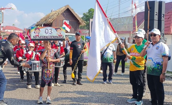 Bupatii Mura Heriyus didampingi Wabup Rahmanto melepas peserta karnaval budaya