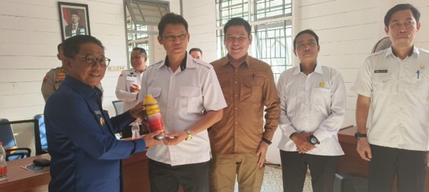 upati Murung Raya (Mura) Heriyus SE menyerahkan bantuan pertanian kepada 161 kelompok tani