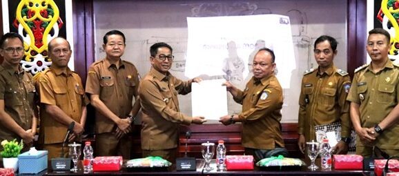 Bupati Murav Heriyus mengikuti kegiatan peluncuran 80.000 Koperasi Merah Putih se-Indonesia secara virtual dari Aula A Kantor Bupati Mura, Senin (21/7/2025).