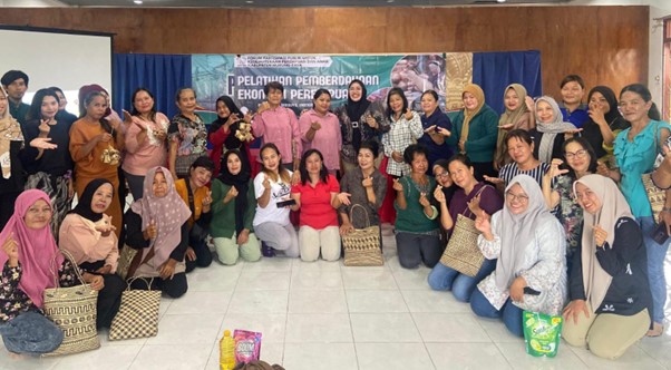 Forum PUSPA menggelar kegiatan pelatihan kerajinan berbahan rotan yang diikuti oleh ibu-ibu dari berbagai desa di Murung Raya, Jumat (22/8/2025).