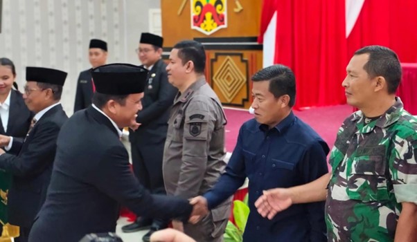 Ketua DPRD Mura Rumiadi bersalaman dengan para ASN yang mendapatkan Satyalancana Karya Satya