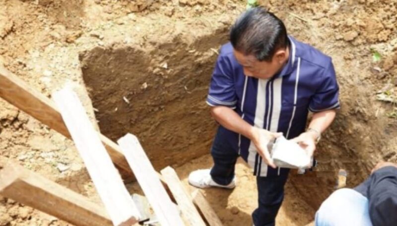Bupati Heriyus melalukan peletakan batu pertama