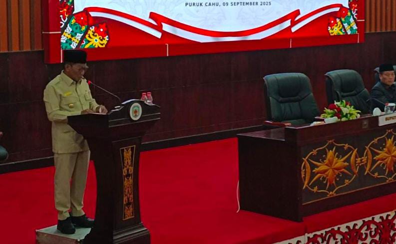 Bupati Murung Raya Heriysu membacakan sambutan dala ra[at paripurna dewan, Selasa (9/09/2025). (fOTO :  Win/Tegaklurus.net)