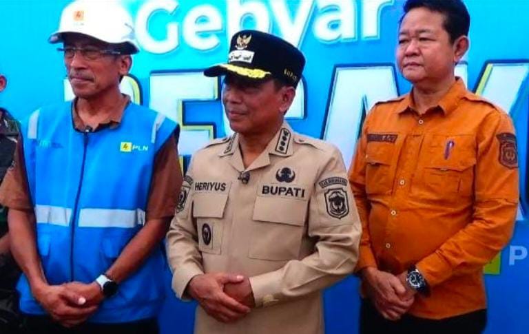 Bupati Murung Raya, Heriyus (tengah)