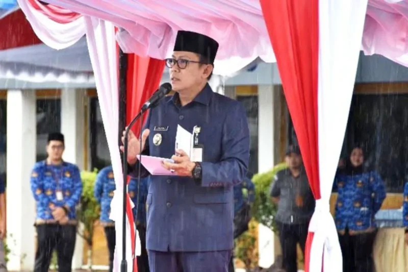 Penjabat Bupati Barito Utara Indra Gunawan memimpin Apel Siaga Netralitas ASN menjelang PSU tindak lanjut putusan MK tentang pemilihan bupati dan wakil bupati di Muara Teweh, Senin, 7 Juli 2025.(abram/tegaklurus.net) 