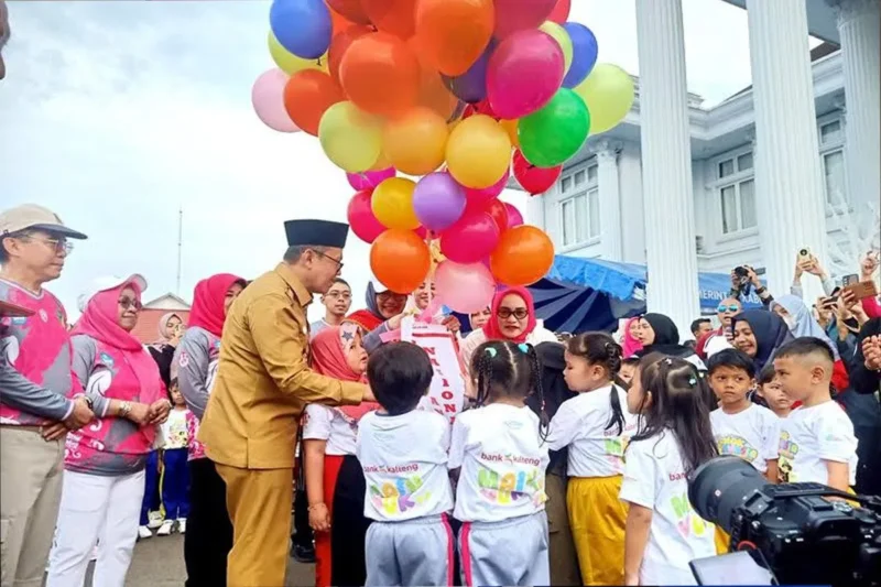 Pj. Bupati Barito Utara Indra Gunawan mengajak masyarakat berkomitmen menciptakan lingkungan ramah anak guna mendukung program Kabupaten Layak Anak, Rabu, 23 Juli 2025.(dok/Diskominfosandi Barito Utara) 

